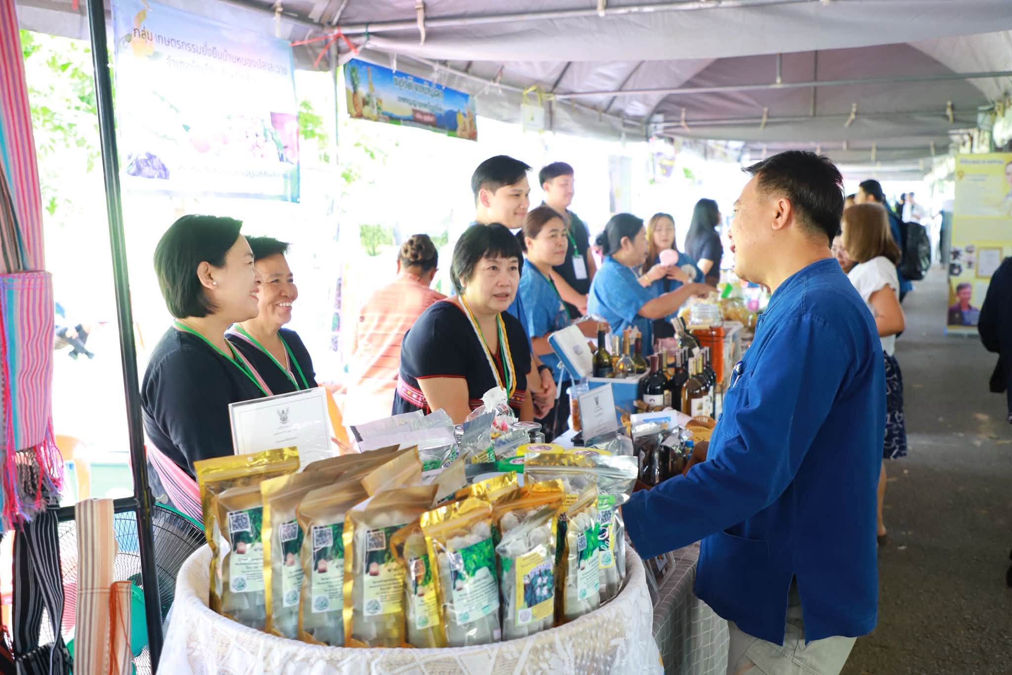 title - รองเลขาธิการ ส.ป.ก. ลุยเยี่ยมร้านค้า พร้อมร่วมเสวนา ดันเกษตรกรในเขตปฏิรูปที่ดินสู่ “เกษตรกรรมยั่งยืน”